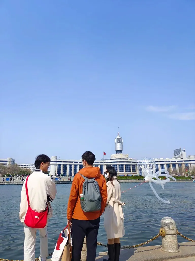 海河边，左到右，弟弟、我、妹妹