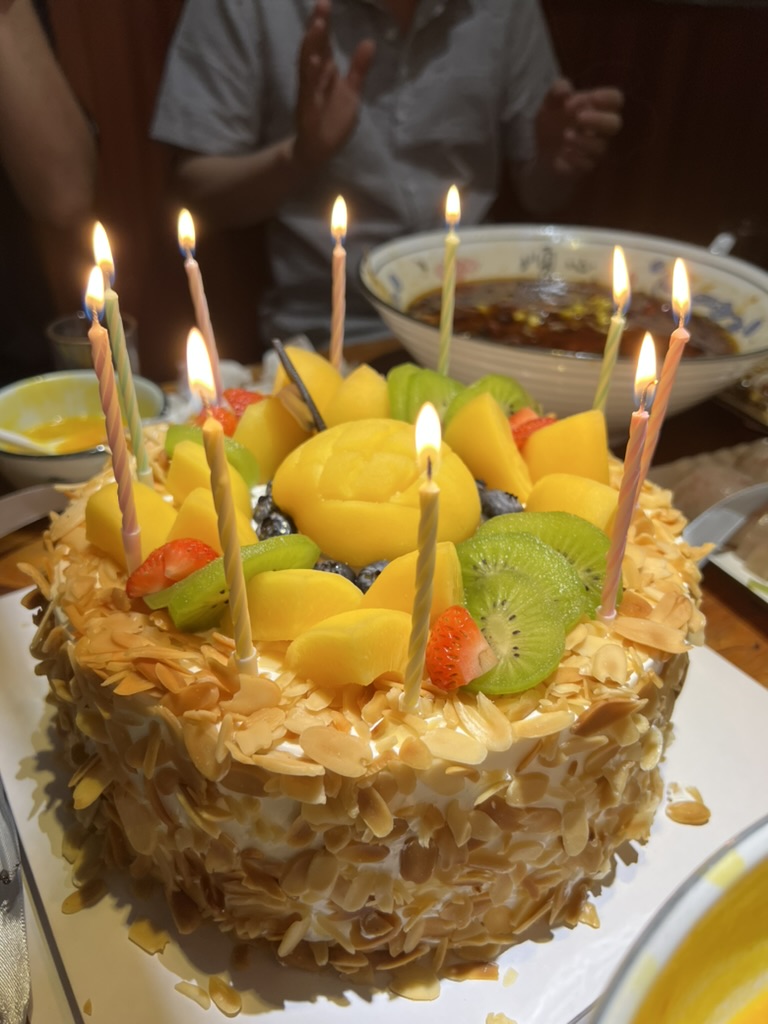 十月一回家,兄弟们给买的生日蛋糕å