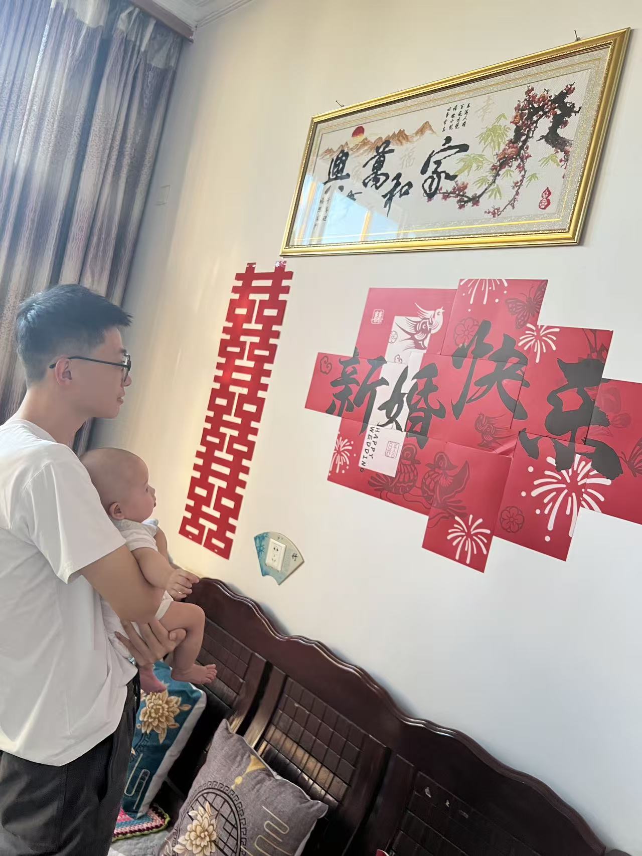 给娃看结婚时遗留的喜庆