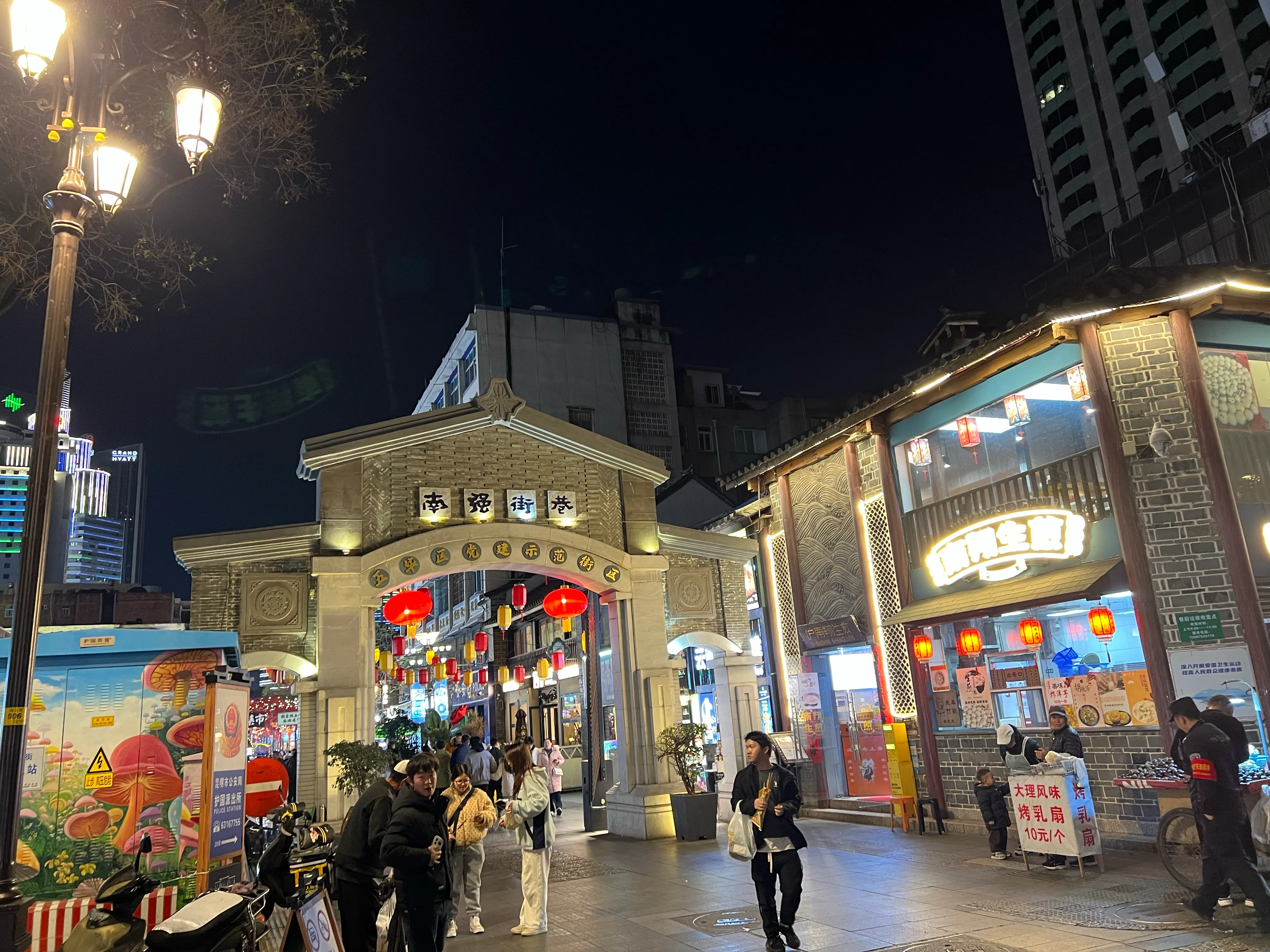 南强街巷的夜晚